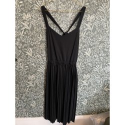 Le Mont Saint Michel: Kjole med pliss - Sort