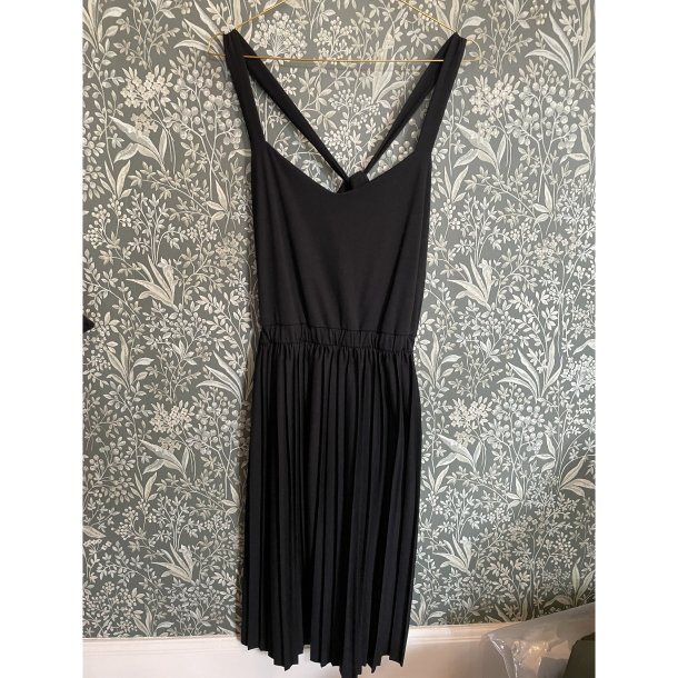 Le Mont Saint Michel: Kjole med pliss - Sort